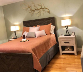 Secluded, peaceful, lake front Suite.
